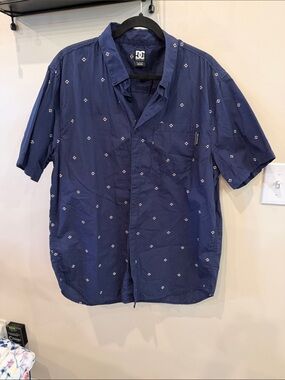 DC Short-Sleeve Navy Button-Up Shirt with Subtle Print